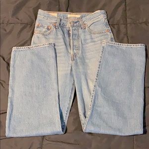 ❤️ Levi’s Ribcage jeans